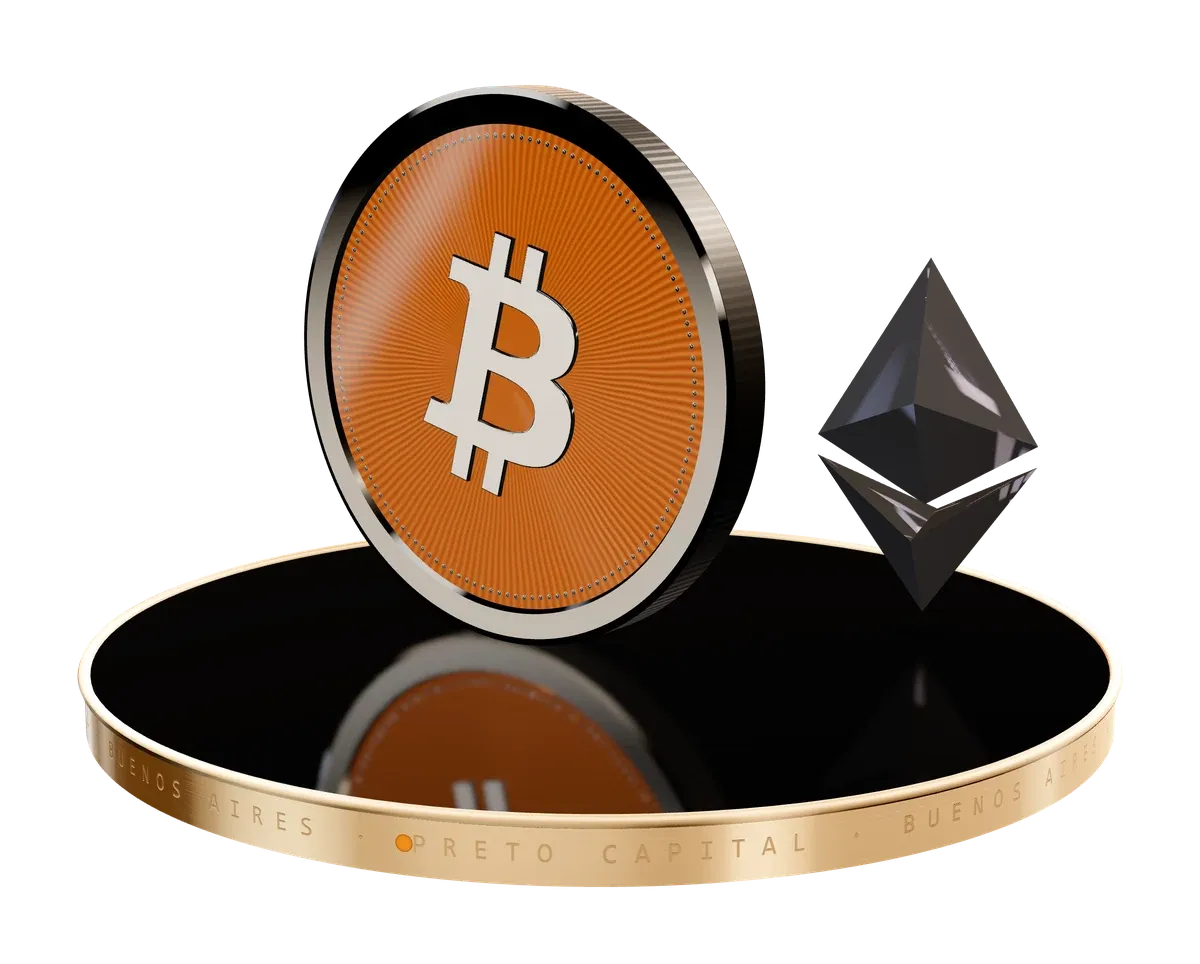 Una moneda de Bitcoin de colección y el cristal de Ethereum sobre una peana de obsidiana.